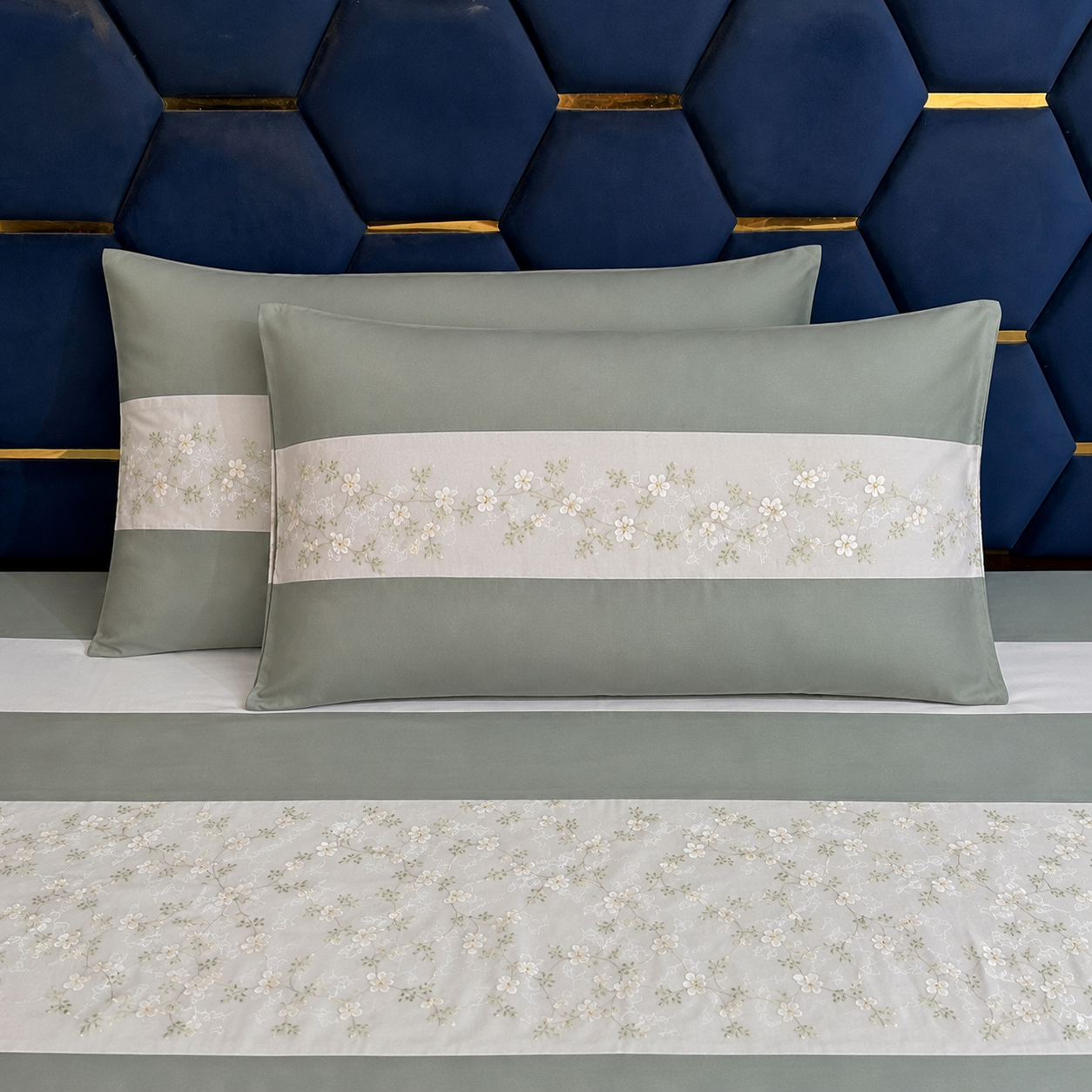 Nuvelle Cotton Silk Clover Bedsheet Set